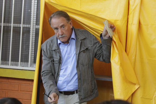 <p>El optimismo de Artés tras votar: "Vamos a tener un porcentaje de votos interesante"</p>