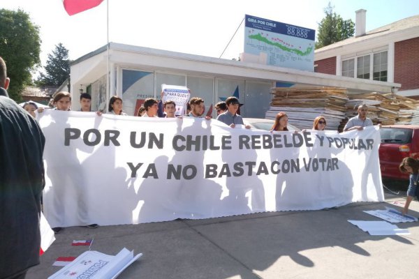 <p>Carabineros desaloja a grupo de estudiantes tras tomarse el comando de Piñera</p>
