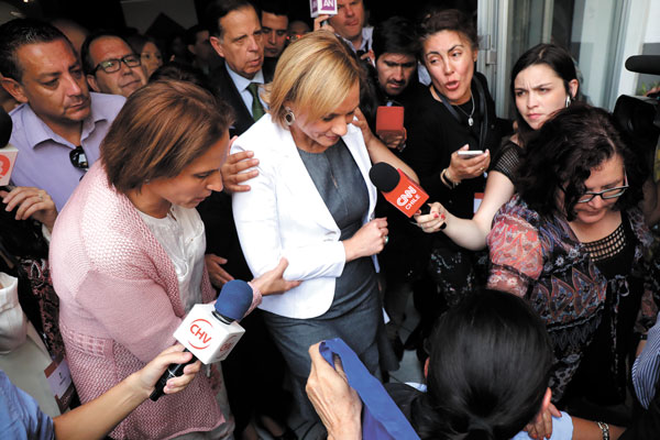 <p>Tras debacle electoral y fuerte presión de la disidencia, Goic renuncia a presidencia de la DC</p>