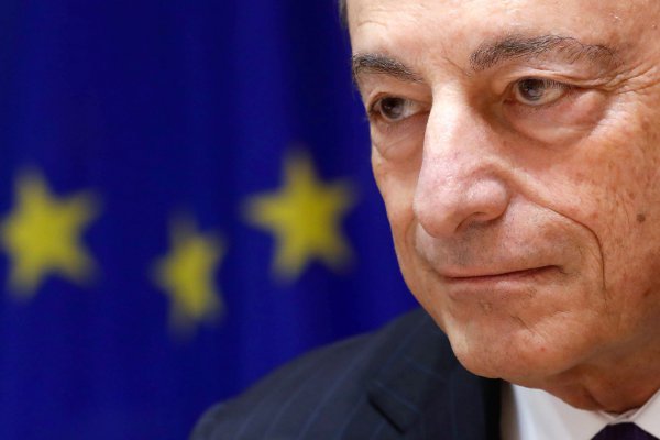 Draghi: llevará tiempo que mejora del mercado laboral suba los sueldos