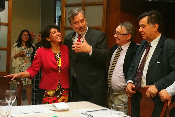 Guillier hace gesto a la DC y pasa a saludar a la bancada de diputados