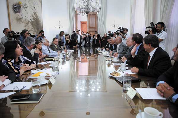 <p>La Moneda apuntala candidatura presidencial de Guillier reforzando la agenda legislativa</p>