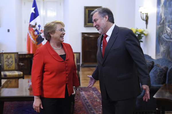 <p>Guillier recibe apoyo de Bachelet en La Moneda y reestructura su comando para el balotaje</p>