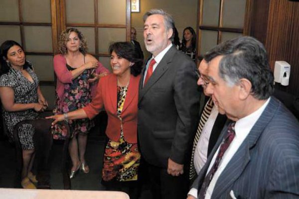 <p>Guillier rompe el hielo con la DC y reestructura el comando para enfrentar balotaje</p>