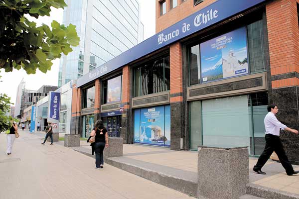 <p>Banco de Chile asegura en el TC que la Dirección del Trabajo “falta a la verdad” por servicios mínimos</p>