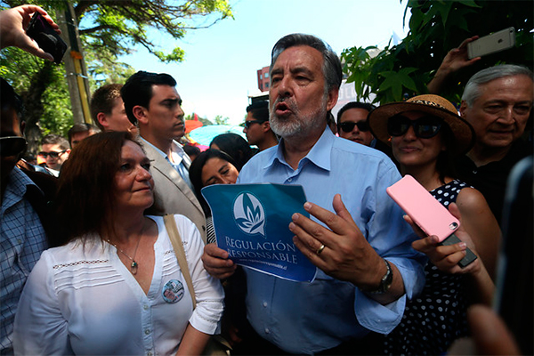 Guillier endurece discurso hacia el Frente Amplio: "El momento histórico del país exige responsabilidad y no caricaturas"