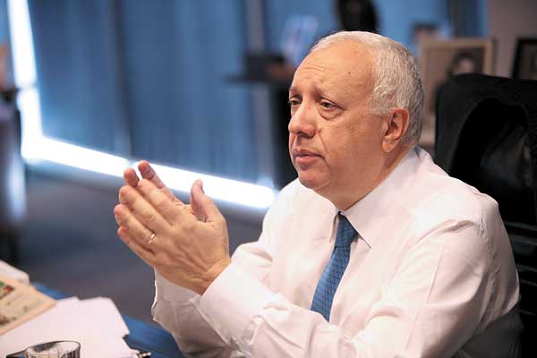 Saieh integrará radios a holding de medios