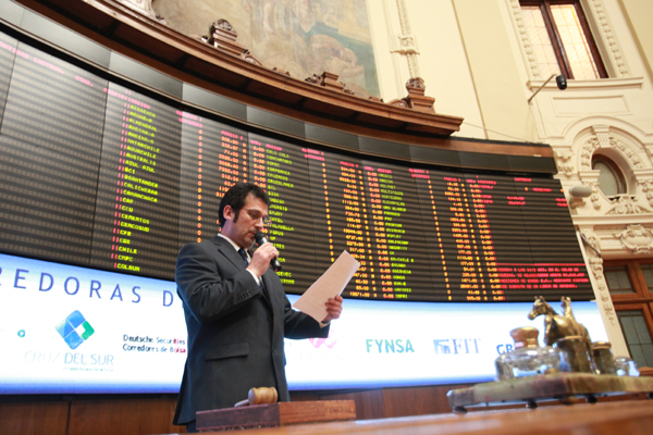 IPSA cae a mínimos de julio arrastrado por grandes valores y queda a un paso de perder los 5 mil puntos