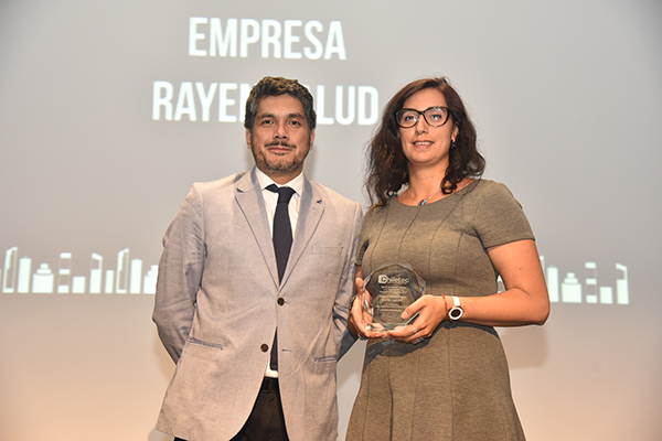 El premio lo recibe Sandra Gatica, gerenta general de Rayen Salud.