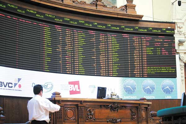 IPSA cierra su peor mes desde 2001 y apenas sobrepasa los 5.000 puntos