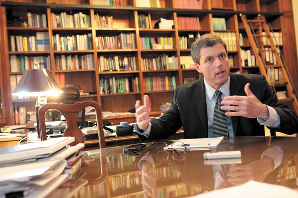 Parlamentarios destacan trayectoria y aporte de Claro en el instituto emisor ad portas de su salida