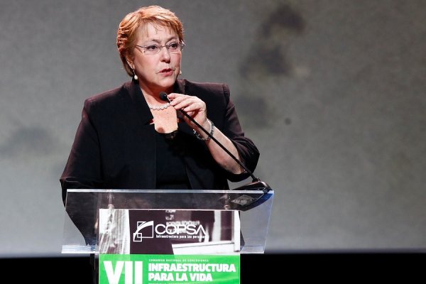 Bachelet responde acusación de Piñera: "Seamos responsables y no desacreditemos nuestras instituciones democráticas"