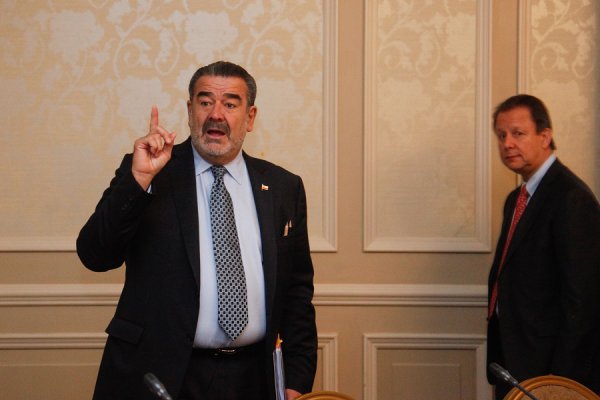 Luksic se lanza contra Guillier: "Senador, lo que no hace patria es generar odio, lucha de clases y división"