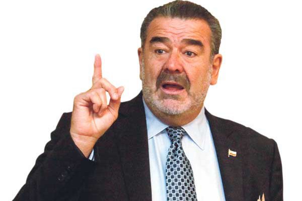 Guillier escala el debate con la oposición y se trenza en dura pugna con Andrónico Luksic