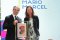 Mario Marcel, presidente del Banco Central, recibe el premio " Mejor Economista " entregado por Paula Urenda, gerente general de Ediciones Financieras