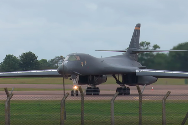 EEUU muestra su fuerza a Corea del Norte y moviliza bombarderos y sus F22