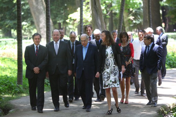 Autoridades del mundo empresarial y político caminan por los parques de la Viña Santa Rita.