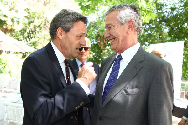 Nicolás Ibañez conversa con Luis Enrique Yarur.