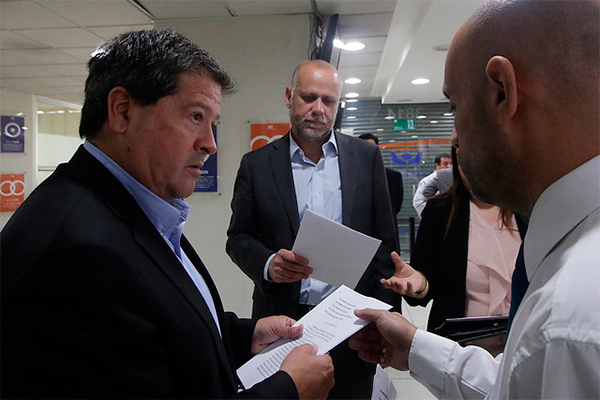 Censo, Casen y listas de espera: lo que el comando de Guillier le recordó al de Piñera por hacer cálculos del programa