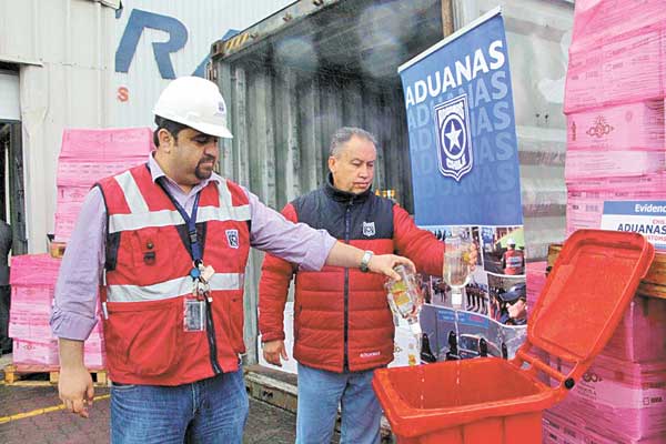 Aduanas decomisa más de 15 mil botellas de tequila falso