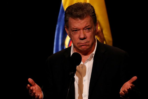Bajo crecimiento e ingreso fiscal gatillan baja en calificación de Colombia