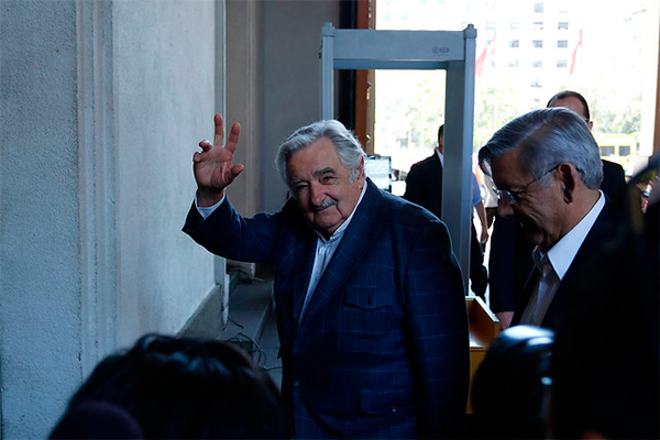 <p>Pepe Mujica arriba a Chile para el cierre de la campaña de Alejandro Guillier</p>