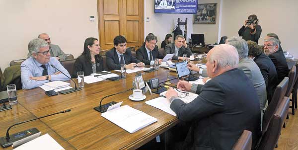 Comisión de Hacienda de la Cámara aprueba proyectos con costo fiscal de US$ 4.400 millones
