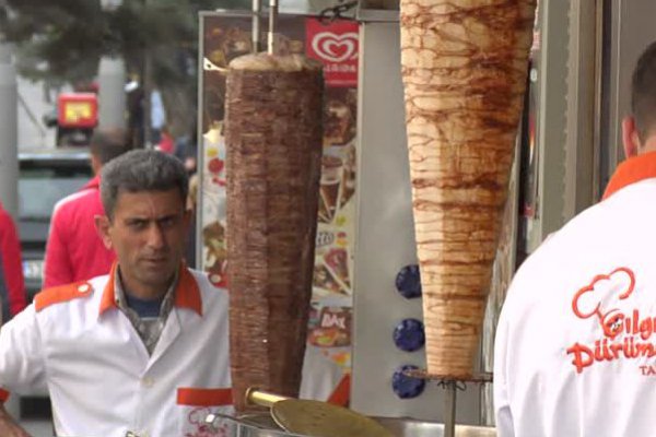 <p>La "guerra del kebab" termina y la Unión Europea acepta regulación más laxa para tradicional plato árabe</p>