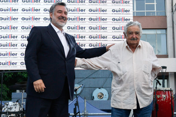 Guillier da golpe de efecto al invitar a Pepe Mujica al cierre de la campaña