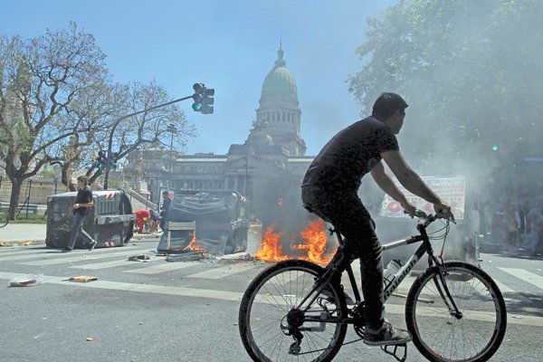 Protestas y violencia frenan el debate de la reforma de pensiones de Macri en Argentina