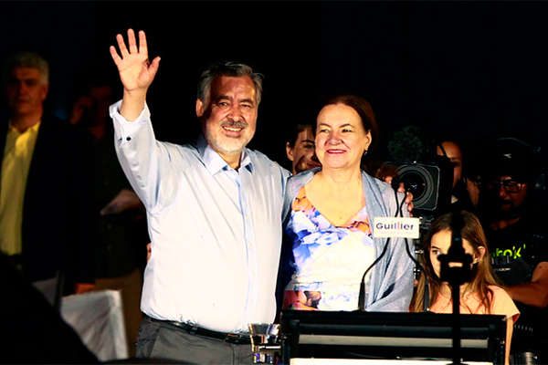 En encendido discurso, Guillier llama a no dar "ni un paso atrás" y "cien pasos adelante"