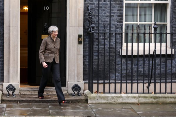 <p>La UE da luz verde a negociaciones por el Brexit y Theresa May anota su mayor victoria política</p>