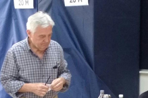 Roberto Angelini llega a votar casi al cierre de la jornada