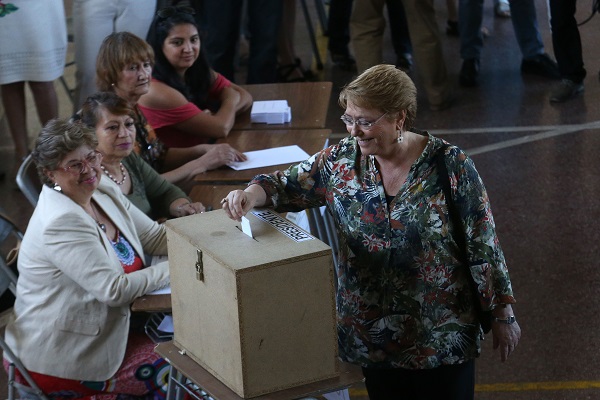 Bachelet predice "un estrecho resultado" en segunda vuelta