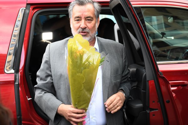 Guillier comienza el día con visita a ex profesora: "Ojalá ganemos por dos o tres puntitos"