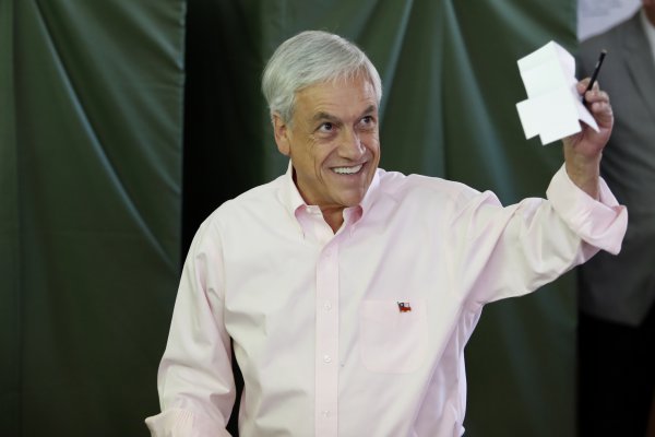 Sebastián Piñera es el primer candidato en votar