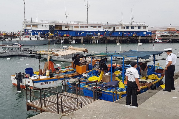 <p>Armada captura tres embarcaciones peruanas por pescar en zona económica chilena</p>