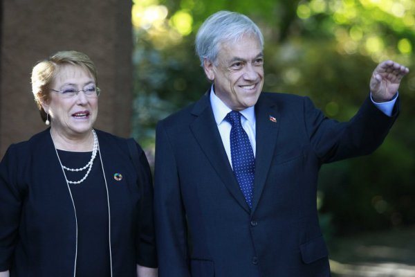 <p>Presidente electo Sebastián Piñera, recibe en su casa a la presidenta Bachelet</p>