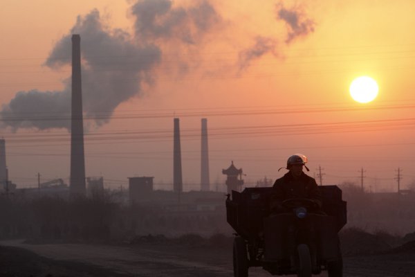 China presenta plan para crear mayor mercado de comercio de carbono del mundo