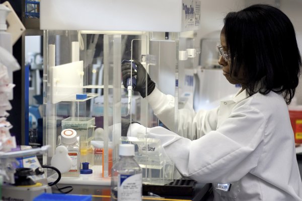 Histórico: Regulador de salud de EEUU aprueba el primer tratamiento de terapia genética