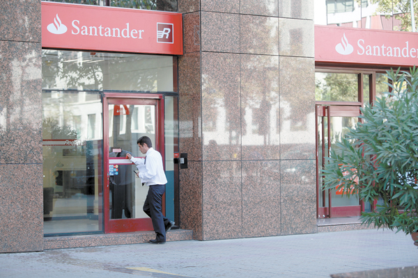 Credit Suisse aumenta precios de Santander y Banco de Chile