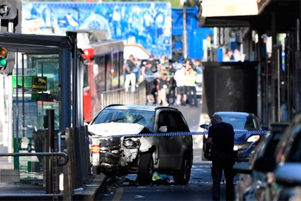 <p>Atropello masivo deja al menos 15 personas heridas en Melbourne, Australia</p>