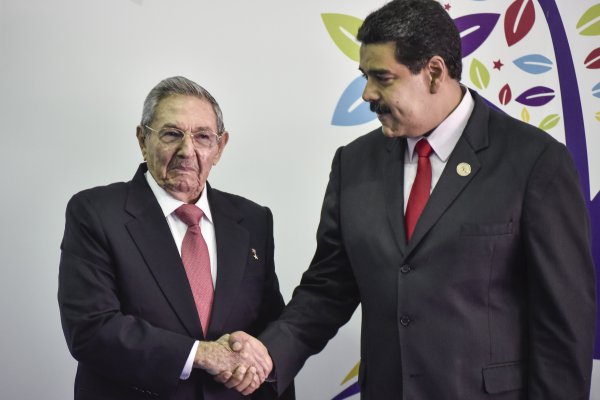 <p>Cuba pospone la salida de Castro del poder en dos meses</p>