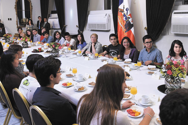 Bachelet se reúne con puntajes nacionales