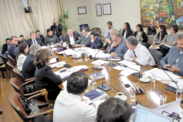 Comercio advierte que costos laborales subirían hasta 20% de aprobarse proyectos en trámite
