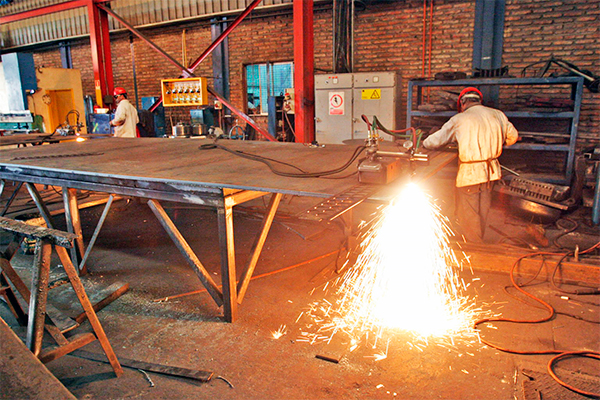 Industria se desacelera en noviembre de la mano de una fuerte contracción del sector servicios
