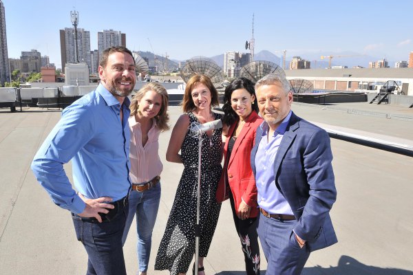 Comienza a operar la grúa: Mega levanta a Cony Stipicic de radio de Saieh para relanzar Infinita