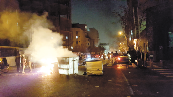 Masivas protestas remecen a Irán y llevan al petróleo a máximos en 30 meses