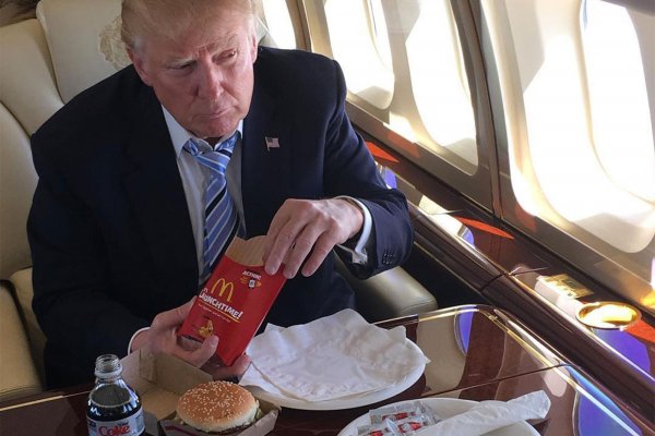 <p>Trump solo come Big Macs porque tiene terror a ser envenenado, dice polémico libro que desató el furor presidencial</p>