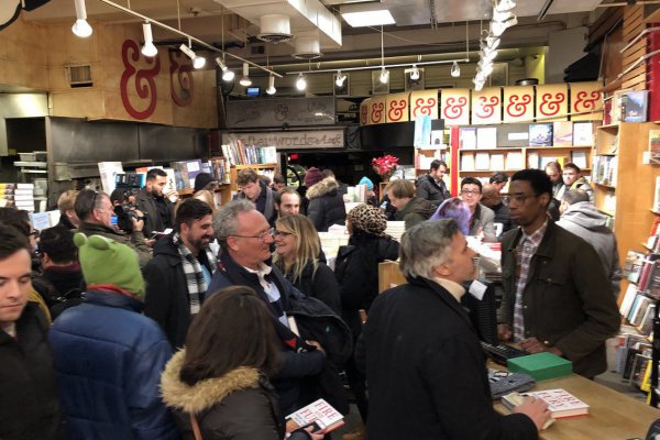 El libro que Trump trató de frenar se agotó en 20 minutos en una tienda de Washington